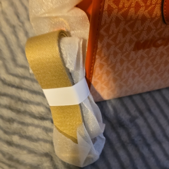 Michael Kors Vibrant Orange Tote 🧡      ✨️ ⭐️  BRAND NEW  🧡 ✨️ - Picture 4 of 10